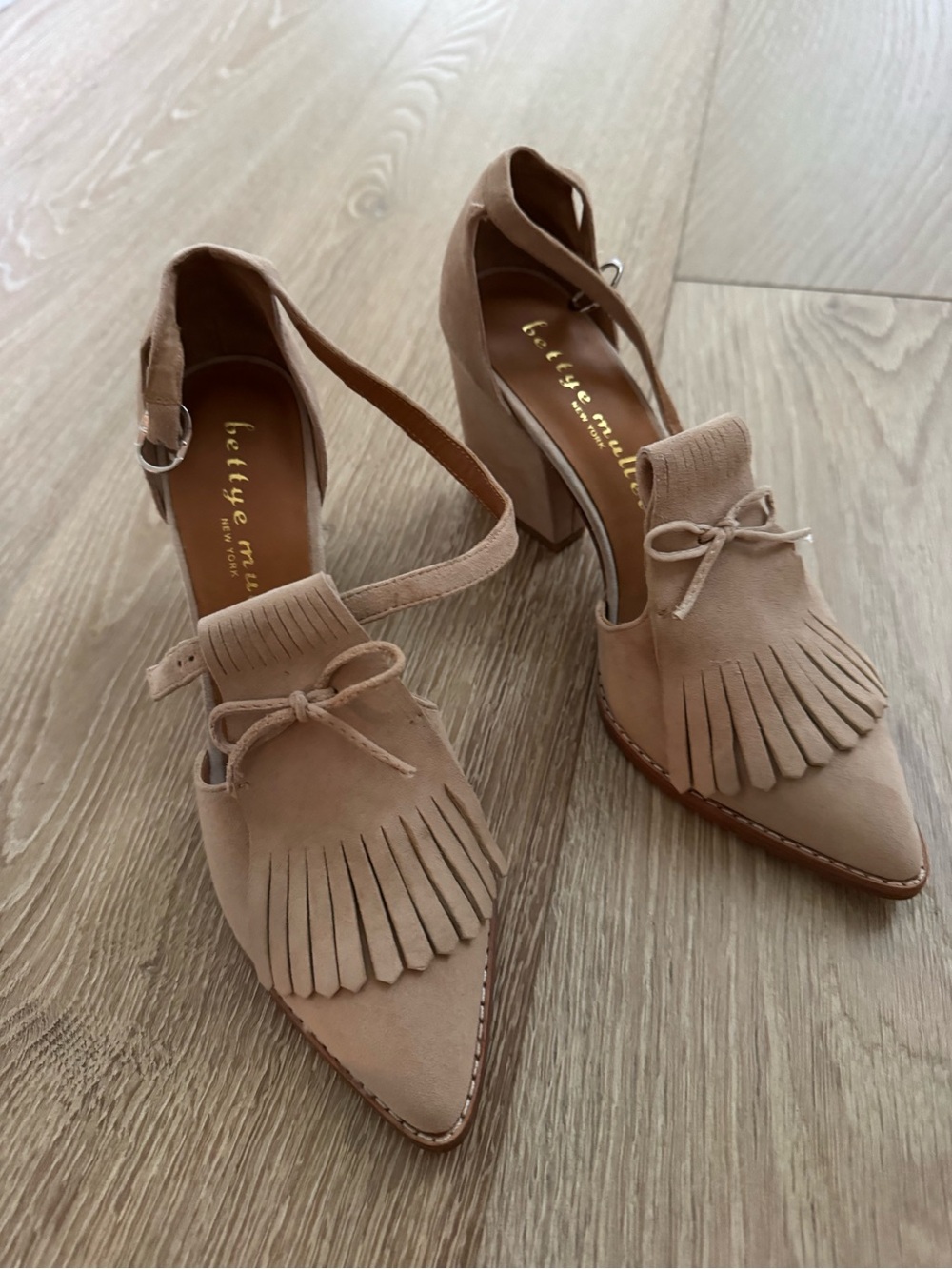 Bettye Muller New York 6.5 like new women’s Tan Suede Fringe Pointed-Toe Heels